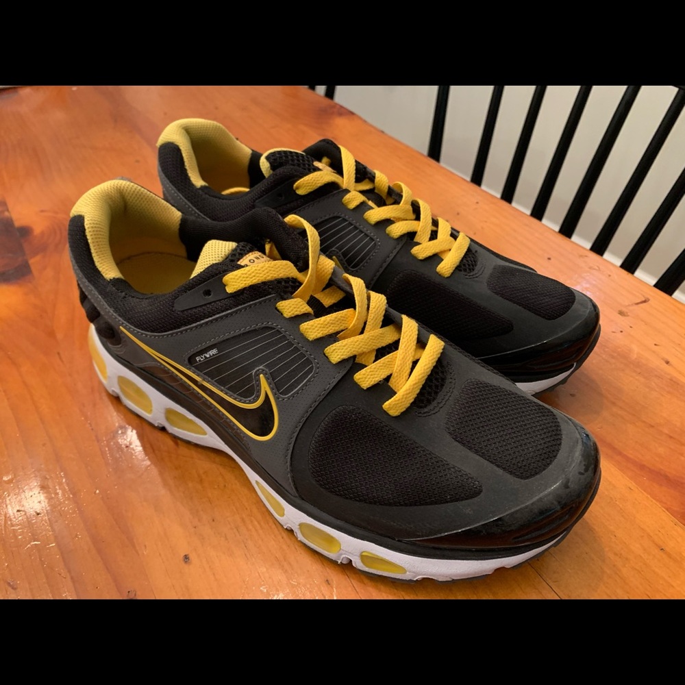 Size 11 men’s Live strong Nike Black-Yellow Sneaks